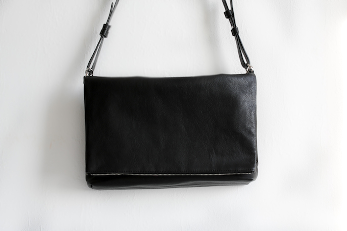 perfect uni bag, perfekte Tasche für uni, minimalistische allzwecktasche, schwarze schultertasche, floralpunk, daisy iphone case